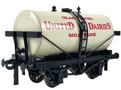 Lot 613 - O Gauge Ace Trains - Three Wagon Milk Tanker boxed set