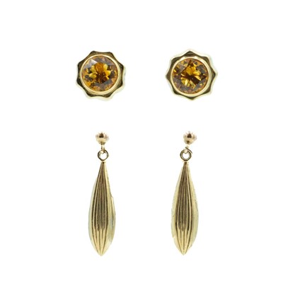 Lot 136 - Two 9ct pairs of earrings.