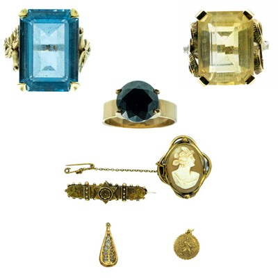 Lot 140 - A selection of 9ct jewellery.