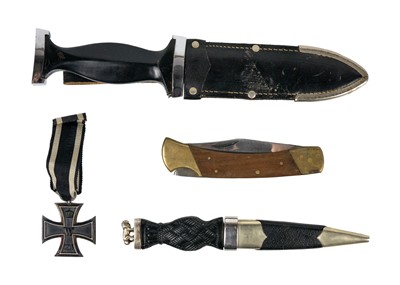 Lot 111 - A German scout knife.