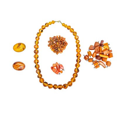 Lot 321 - An amber bead necklace.