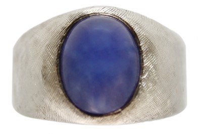 Lot 172 - A 14ct white gold synthetic star sapphire set ring.