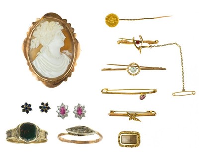 Lot 207 - A selection of gold jewellery.