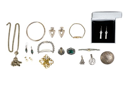 Lot 322 - A selection of costume jewellery.