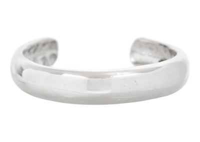 Lot 290 - A .999 fine silver "Calm Waters" bangle by James Suddaby.