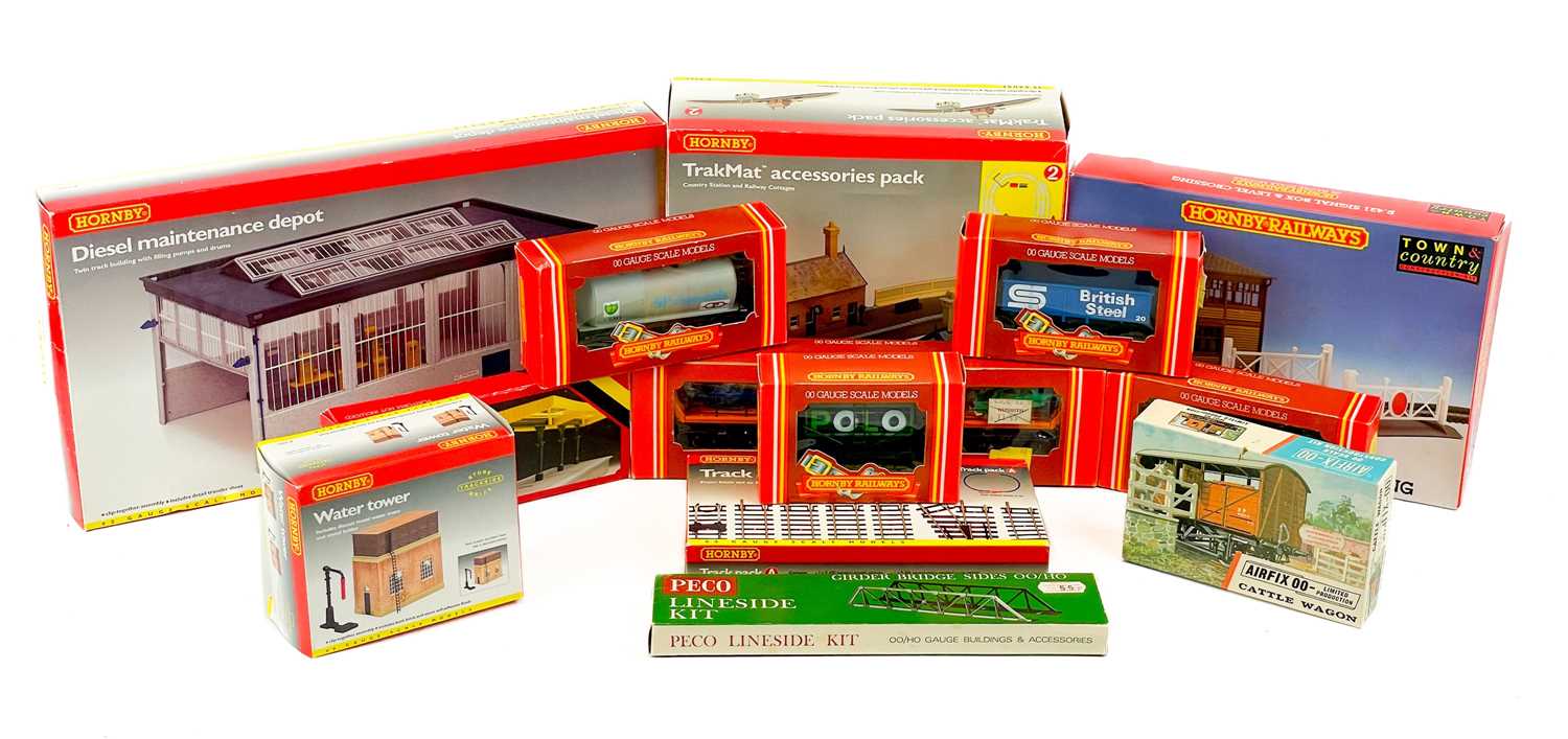 Lot 653 - Hornby R1 Southern Railway engine plus