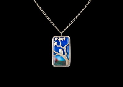 Lot 258 - Anthony Hawksley - A silver and enamel owl in tree pendant necklace.