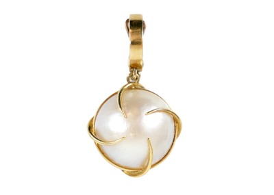 Lot 263 - An 18ct mounted Mabe pearl pendant.