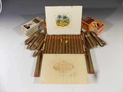 Lot 84 - A collection of cigars to include a box of 'La...