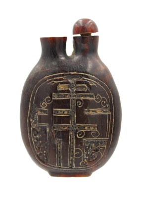 Lot 358 - A Chinese carved horn snuff bottle, Qing Dynasty, 18th/19th century.