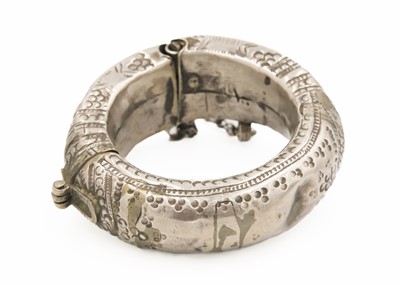 Lot 65 - An Omani silver anklet.