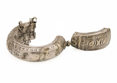 Lot 65 - An Omani silver anklet.