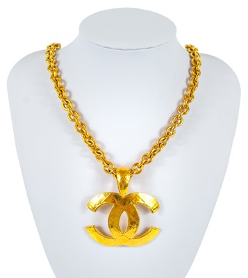 Lot 375 - A Chanel 22ct gold-plated quilted CC pendant necklace.