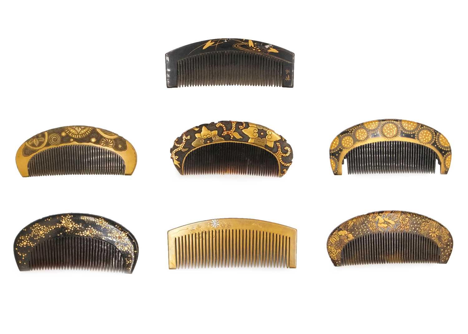 Lot 410 - A Japanese gold makie decorated tortoiseshell comb, Edo period.