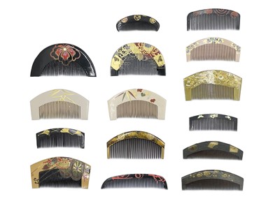 Lot 417 - A selection of fifteen Japanese combs, 20th century.