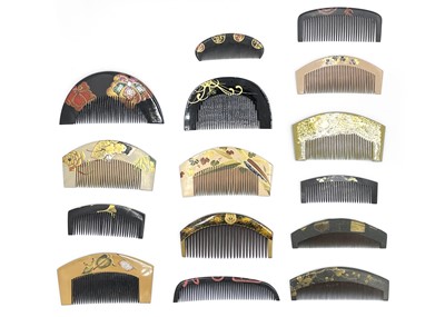 Lot 417 - A selection of fifteen Japanese combs, 20th century.