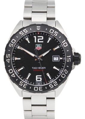 Lot 176 - TAG HEUER - A Formula 1 quartz stainless steel gentleman's bracelet wristwatch, ref. WAZ1110.