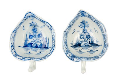 Lot 461 - Two similar Lowestoft porcelain blue and white butter boats.