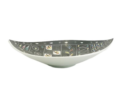 Lot 18 - A 1950s Glyn Colledge Cheviot Ware bowl of elliptical form.