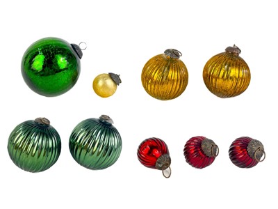 Lot 372 - A collection of glass nine hanging balls.