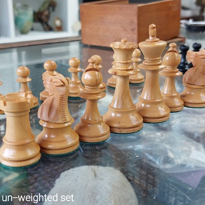 Lot 253 - A boxwood and ebony Staunton pattern chess set