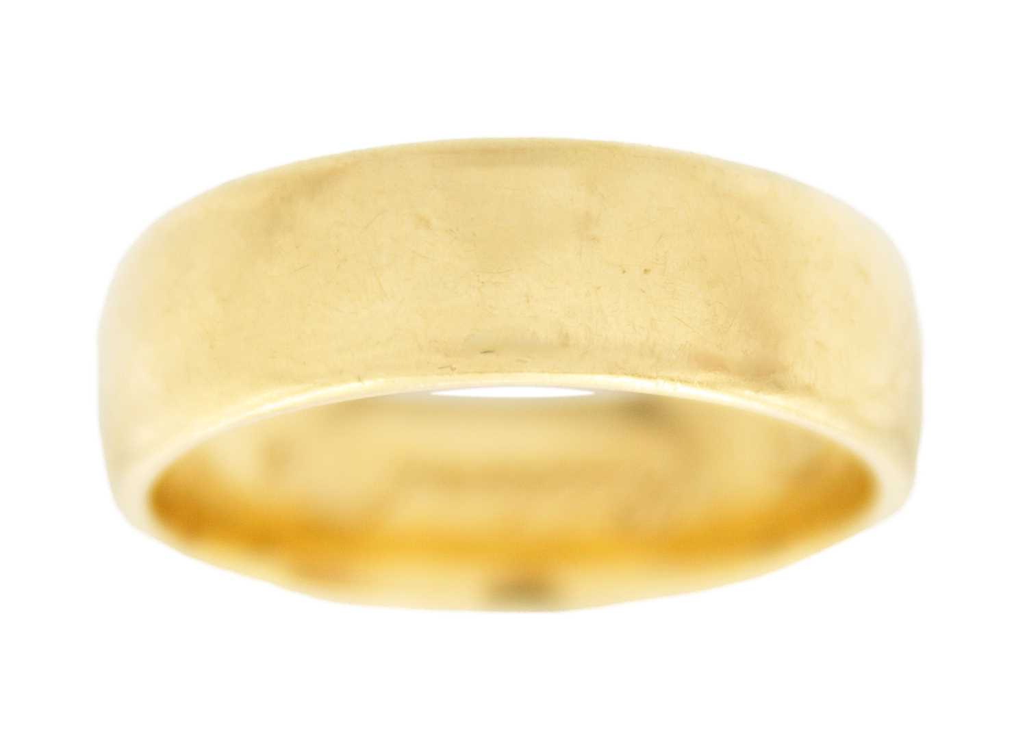 Lot 27 - A heavy 18ct gentleman's band ring.