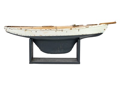 Lot 1324 - An early 20th century 3ft 8in pond yacht.