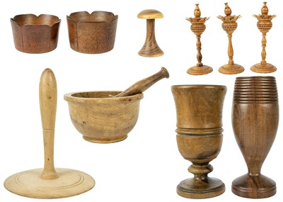 Lot 345 - A collection of treen items.