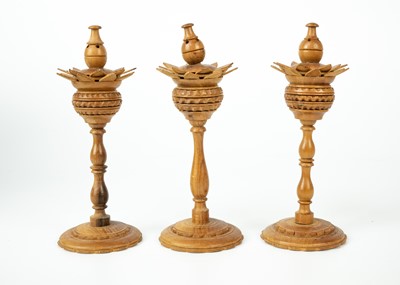 Lot 345 - A collection of treen items.