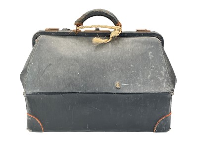 Lot 284 - A leather Gladstone type medical bag.