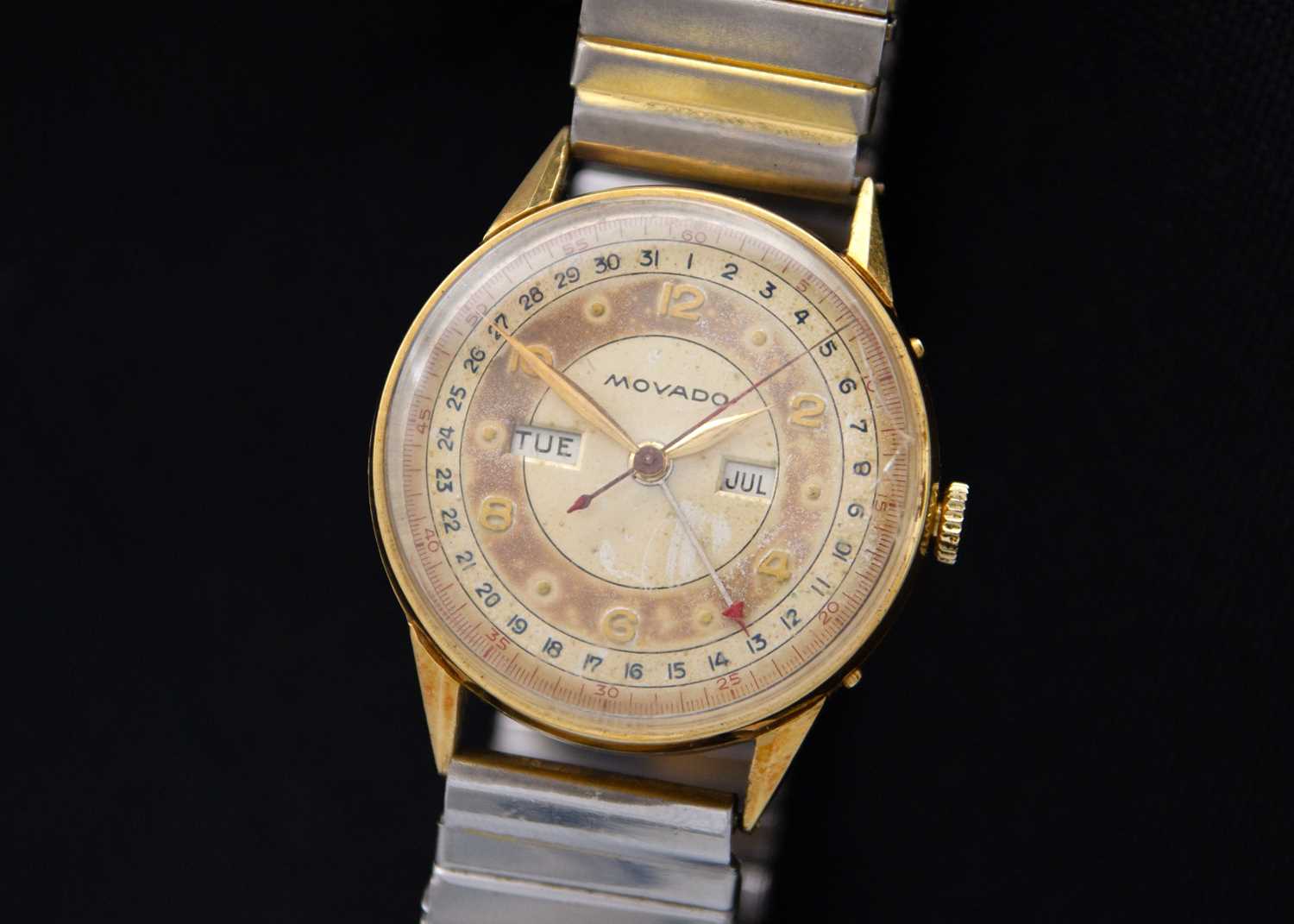 Lot 115 - MOVADO - A 1950's 18ct calendar gentleman's manual wind wristwatch.