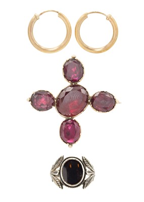 Lot 25 - A Georgian rose gold garnet set four stone brooch, a pair of 9ct hoop earrings and a silver ring.