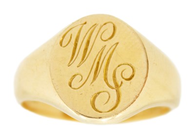 Lot 32 - An 18ct hallmarked gold gentleman's signet ring.