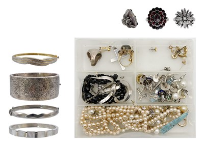 Lot 273 - A selection of costume jewellery.