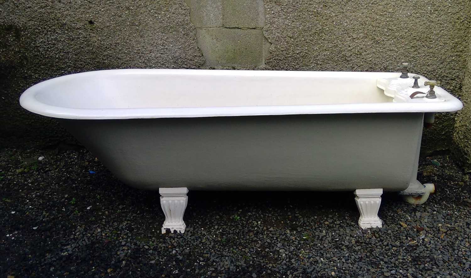 Lot 289 - A late Victorian cast iron roll top bath on