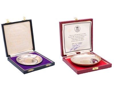 Lot 186 - Two cased crown coin inset Royal Commemorative silver dishes.