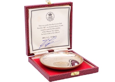 Lot 186 - Two cased crown coin inset Royal Commemorative silver dishes.