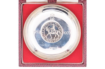 Lot 186 - Two cased crown coin inset Royal Commemorative silver dishes.