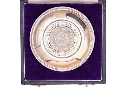 Lot 186 - Two cased crown coin inset Royal Commemorative silver dishes.
