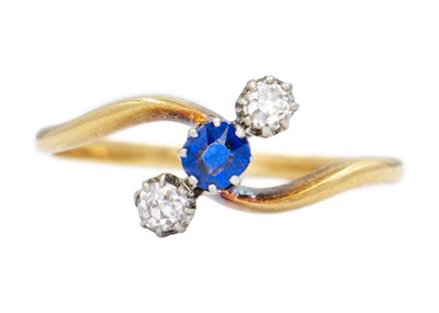 Lot 82 - An attractive early 20th-century 18ct diamond and sapphire set three-stone twist design ring.