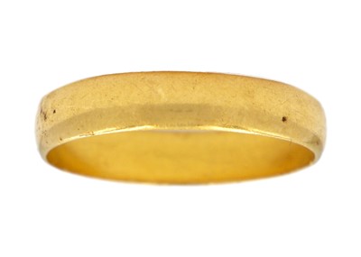 Lot 85 - A 22ct band ring.