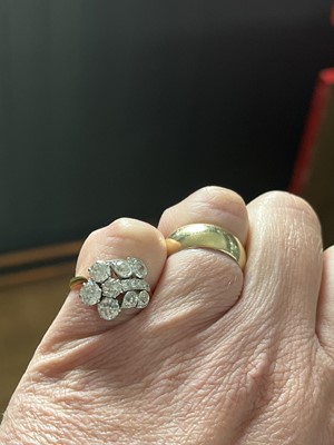 Lot 228 - An exquisite Art Deco 18ct gold and platinum diamond set floral design ring.