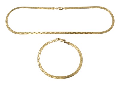 Lot 92 - A 9ct Italian Herringbone link zig-zag design necklace and bracelet suite.