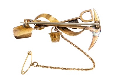 Lot 117 - A gold prospectors brooch.