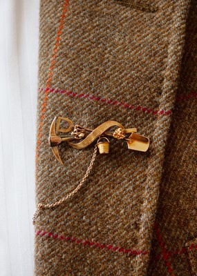 Lot 117 - A gold prospectors brooch.