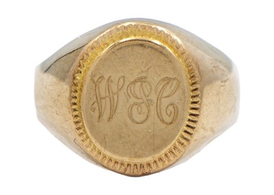 Lot 109 - A 9ct gentleman's signet ring.