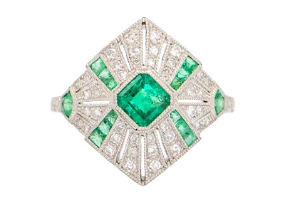 Lot 148 - An attractive platinum Art Deco style emerald and diamond set dress ring.