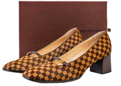 Lot 344 - LOUIS VUITTON - A pair of Damier pony and leather pumps, size 40 1/2.