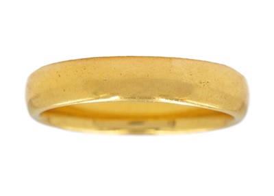 Lot 230 - A 22ct band ring.