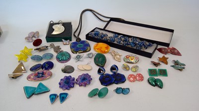 Lot 14 - A collection of contemporary jewellery, glass,...